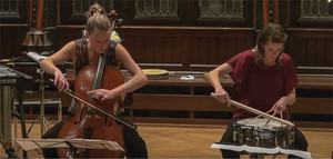 Performance von Beside Besides für Cello und Next To Beside Besides für kleine Trommel. UmeDuo: Karolina Öhmann, Cello, und Erika Öhmann, kleine Trommel. Printed with permission.