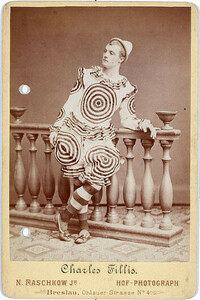 Clown Charles Fillis. Fotografie im Kabinettformat (ca. 1900). Stiftung Stadtmuseum Berlin.