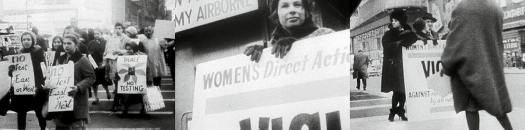 Frauendemo mit Transparenten: âPeace, No testingâ; Mitte: Judith Malina mit Banner: âWomenâs Direct Actionâ; rechts: Malina in Ganzfigur.