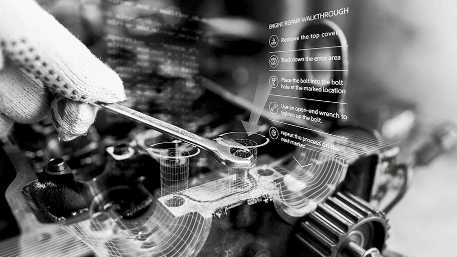 Digitale Pfeile, Informationen und 3D-Modelle überlagern eine Ansicht auf das Innere einer Maschine, an der eine Hand mit Schraubenschlüssel schraubt.