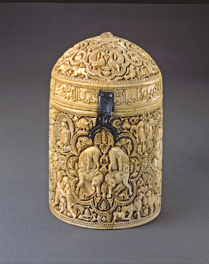 Medallion with lion-bull combat, pyxis made for al-Mughīra, dated 968, ivory; Musée du Louvre, inv. OA 4068