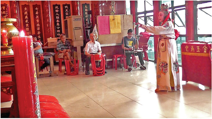 Kaoka performance inside Qing Long Dian without any stage setup
