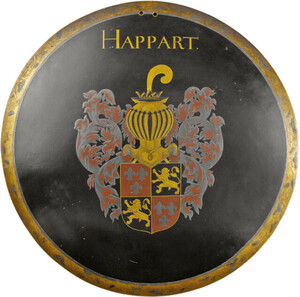 Leather shield lacquered in Japan with the coat of arms of Happart Gabriel Happart was opperhoofd of the Japan factory from 12 November 1653–31 October 1654. d. 54,6 cm × h. 4,5 cm × d. 0,4 cm
