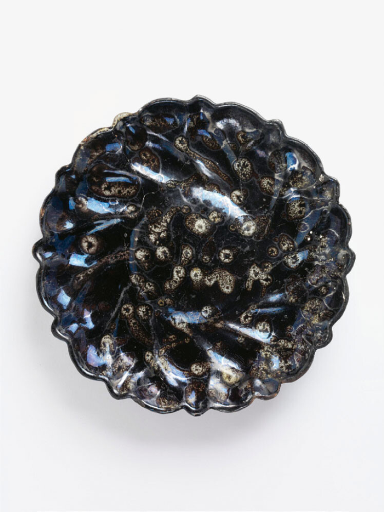 Artist unknown, tazza, 1580–1600. Earthenware with manganese and tin glaze intended to imitate tortoiseshell, Italy