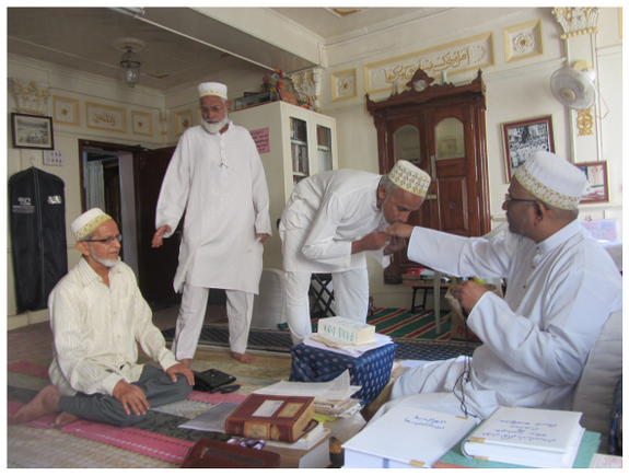 Figure 13.3: The Dāʿī (right) during his office hours, receiving believers in the khizāna