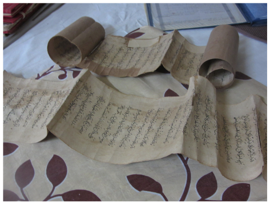 Figure 13.8: Social practice versus codicology. Above: ʿahd ceremony, below: historic exemplars of ʿahd scrolls. Note how the paper of the scrolls is pasted around cardboard rolls to stabilize the object.