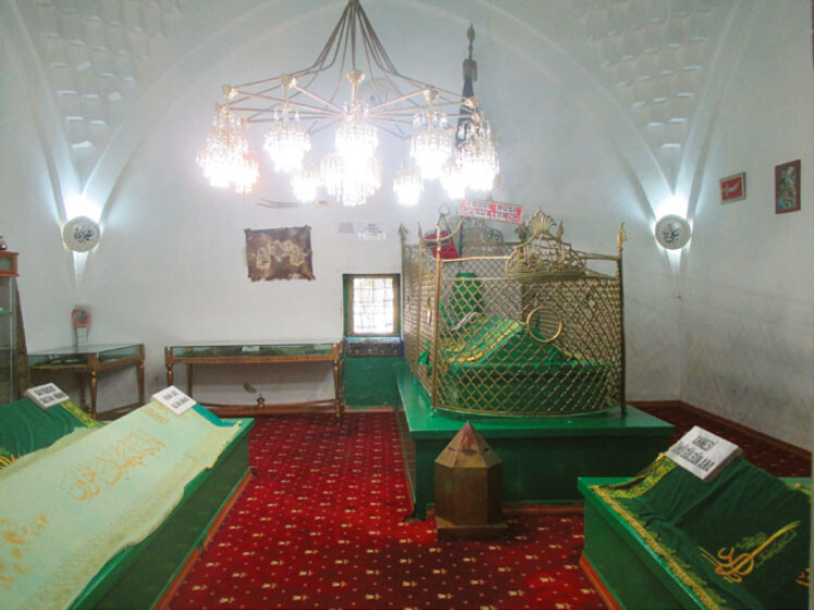 The cenotaph of Abdal Musa enclosed by a grille and surrounded by the tombs of his mother, sister, and Kaygusuz Abdal