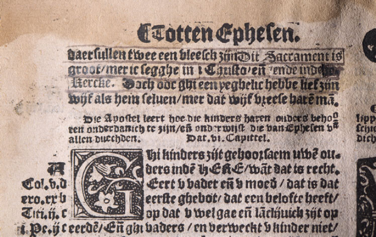 Adaptation of the text of Ephesians 5:32 by slips of paper glued onto the printed text, in a copy of Jacob van Liesvelt’s complete Bible edition of 1535. Tilburg University Library, TF PRE 10