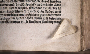 Heart-shaped bookmark in a copy of Jacob van Liesvelt’s complete Bible edition of 1535. University Library Tilburg, TF.PRE.10