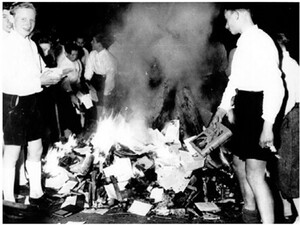 Membres de la Hitlerjugend brûlant des livres. Photographie datée de 1938