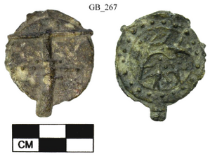 Figure A30: Lead episema. One side represents an arm fastened to the shield; the other side depicts three men under tree (inv. N. 50437; by permission of the Soprintendenza ABAP dellâUmbria). On the right: drawing of the side of the shield with the three men.