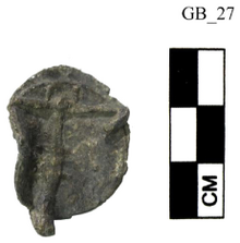 Figure A31: Lead episema. One side represents an arm fastened to the shield; the other side depicts three men under a tree (inv. N. 50440; by permission of the Soprintendenza ABAP dellâUmbria).
