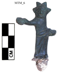 Figure A80: Male worshiper holding a patera. Still visible underneath the figurineâs feet are the traces of the cubic travertine small base that supported the figurine (inv. N. 209160; by permission of the Soprintendenza ABAP dellâUmbria).