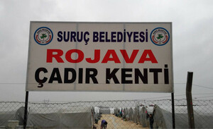 Signage to “Rojava” camp administered by the Suruç municipality