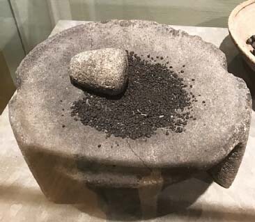 Saddle-quern with charned grain