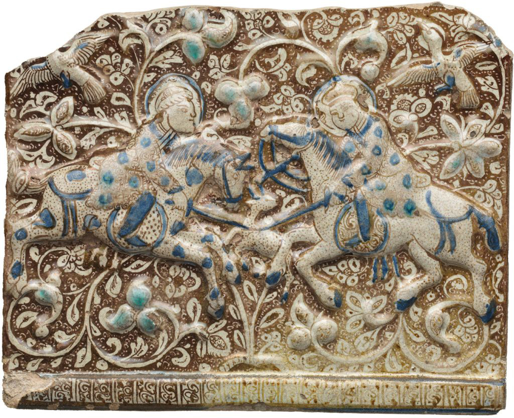 Azulejo de friso en relieve policromado con dos cazadores a caballo rodeados de vegetación y pájaros, acorralando un pequeño ciervo.