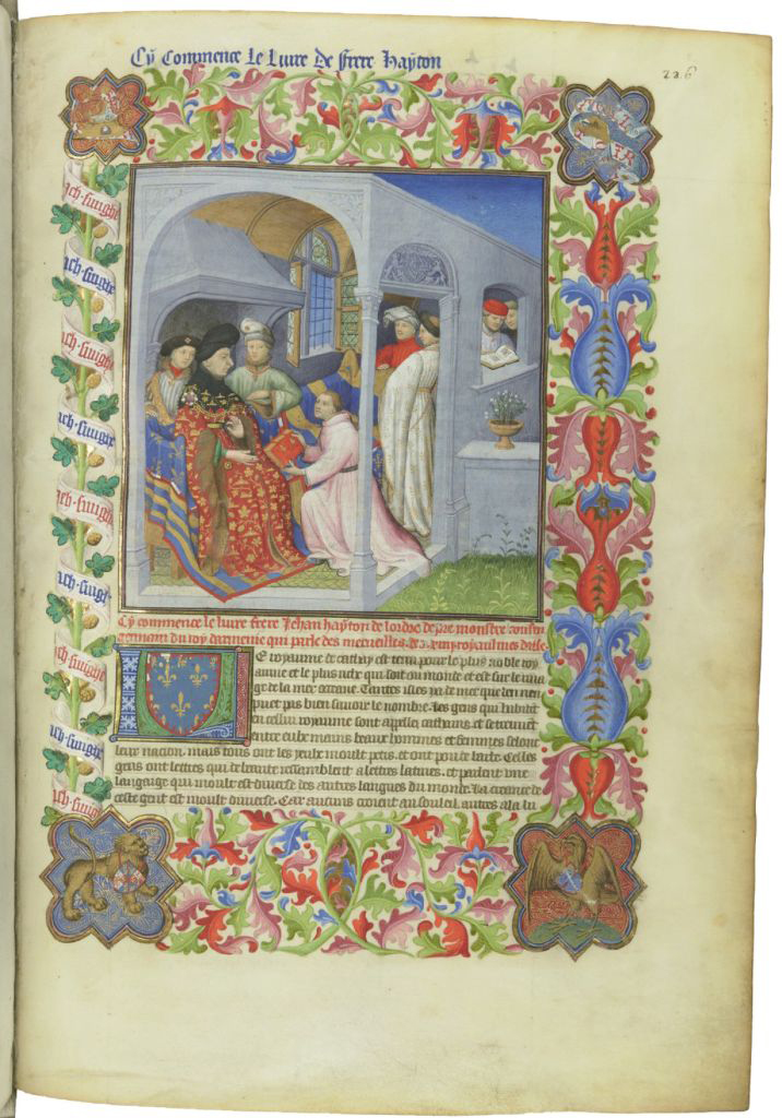 Frontispicio ricamente decorado, con cuidada caligrafÃa, multitud de color y elaborados motivos vegetales, con un cuadro en la parte superior donde aparece un fraile de hábito blanco entregando un libro al papa que está sentado en un trono y rodeado de sirvientes.