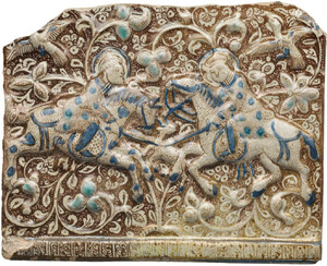 Azulejo de friso en relieve policromado con dos cazadores a caballo rodeados de vegetación y pájaros, acorralando un pequeño ciervo.