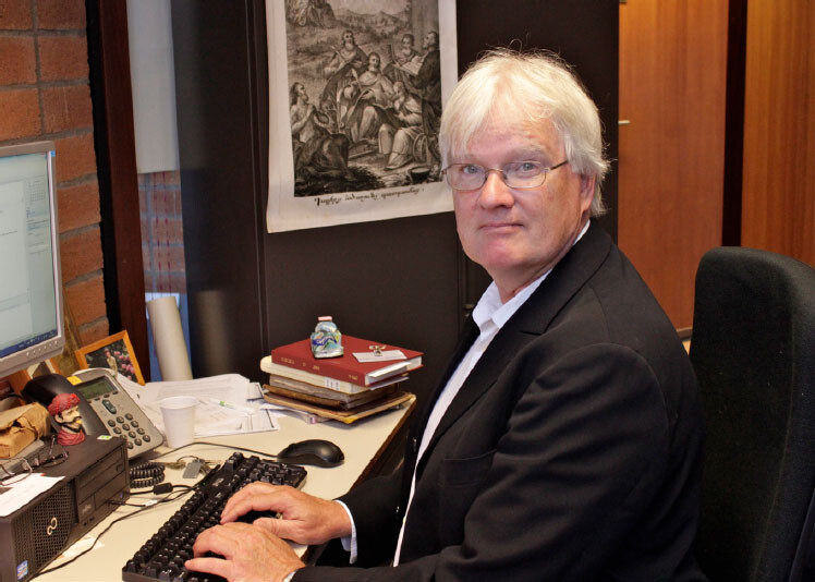 Arnoud Vrolijk sitting at a desk using a computer