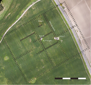 A map of the layout of the legionary camp at Legio. It shows a traditional layout of a legionary camp, but only the principia is labelled, in the centre, and also the via principalis, which is above it, to the left. A modern road passes through the camp from the top to the bottom left.
