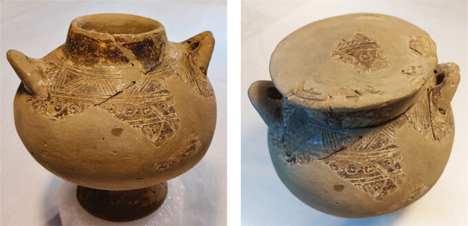 Footed pyxis (NAM P10749), height 11.5 cm. The lid (height 3.2 cm, diameter 8.5 cm) is decorated similarly to the vessel.